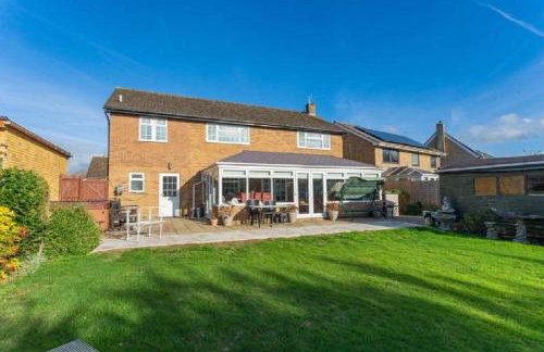 Kennedy Villa - 5 Bedroom House with Hot Tub, WiFi, Free parkings, Close to Bicester Village - Foto 1