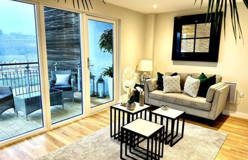 Exclusive Marina View Apartment Free Parking - Photo 33