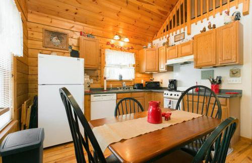 Blueberry Hill Cabin-Private, secluded cabin with a fireplace and New Hot Tub 2025 - Foto 22