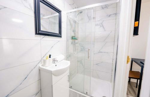 Relaxing Studio Escape - Hot Tub - Photo 3