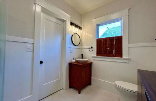 *Boho Bungalow-King-Backyard-Full Kitchen-W/D* - Foto 24