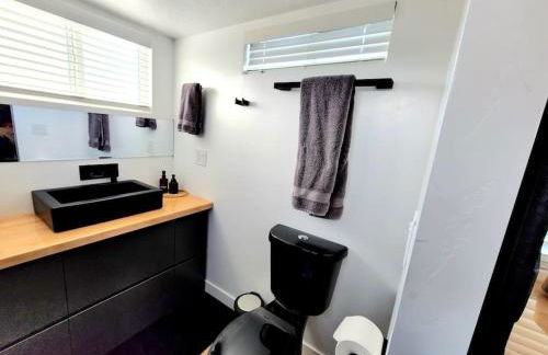 Designer Modern Tiny Home w All of The Amenities - Foto 6