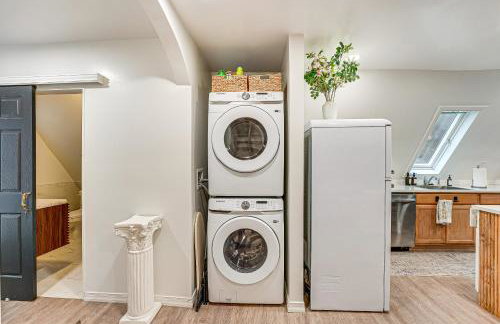 Walk to Fox Lake Pet-Friendly A-Frame with Fire Pit - Foto 10