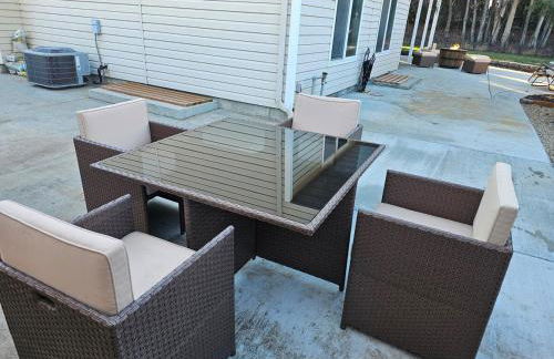 Centrally Located 1500 SqFt Private Guest Suite with Hot Tub - Foto 2