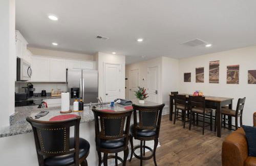 New 3BR Raceday Retreat - Steps from Speedway - Foto 24