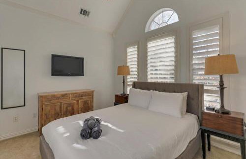 Gorgeous Vacation Home w Private Pool - Photo 35