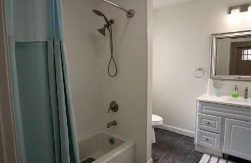 Amazing view of Lake Winnisquam, fully remodeled! - Foto 20