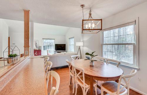 Lakefront Gem with Games in Westminster! - Foto 6