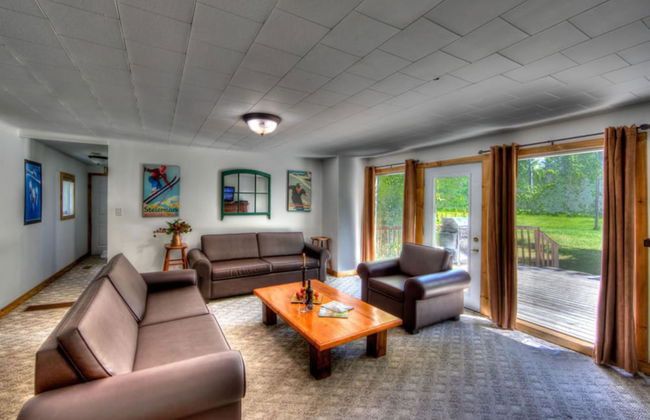 RARE FIND - 6 bdrm Very Private Cottage on 10 acres, Hot Tub, BBQ, Petfriendly - Foto 9