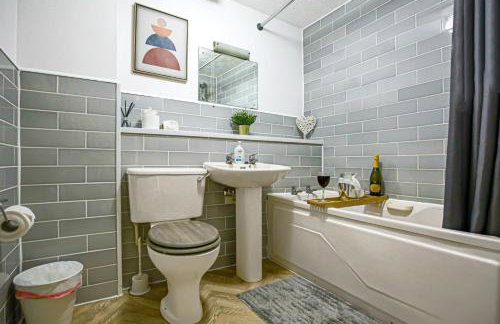 Emerald House - Prime Location - Driveway Parking, Pool Table, Fast Wifi, Self Check-In and Sky TV by Yoko Property - Photo 17