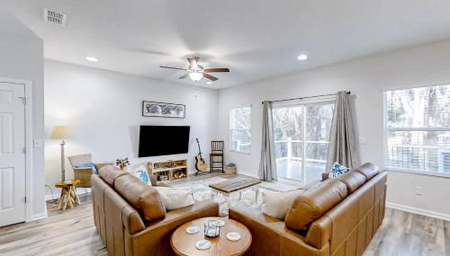 Newly-built 2-story home near the ocean with patio, washer/dryer, streaming - Photo 4