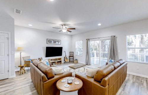 Newly-built 2-story home near the ocean with patio, washer/dryer, streaming - Photo 4