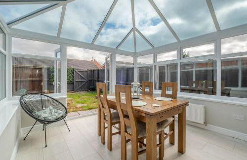 Charming House with Free Parking - Photo 28