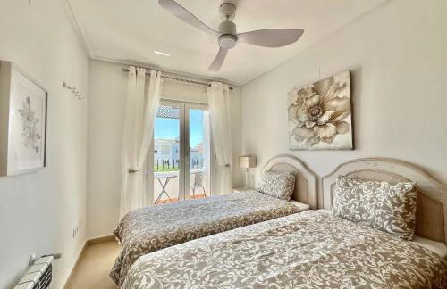 Stunning apartment with overflow pool and golf view - Foto 23