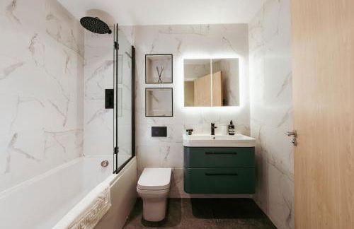 Central & Chic Flat-Sleeps 4-By FabAccommodation - Foto 3