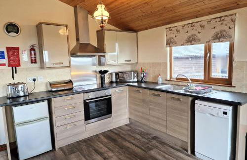 Lomond 6 with Private Hot Tub - Fife - Loch Leven - Lomond Hills - Photo 3