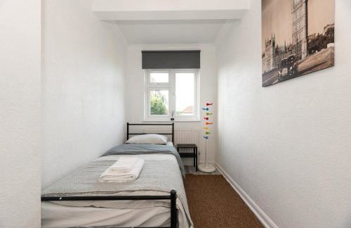 4 Bedroom Family Home In South East London - Photo 20