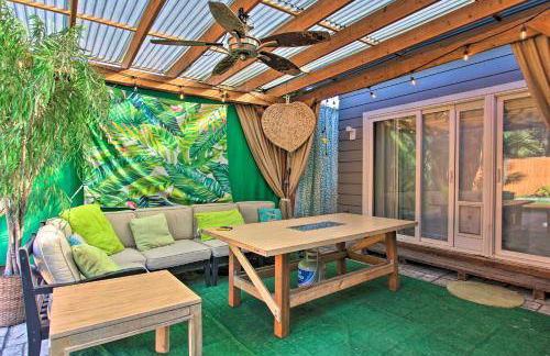 Hot Tub and Theater Room Tropical Springfield Home - Foto 25