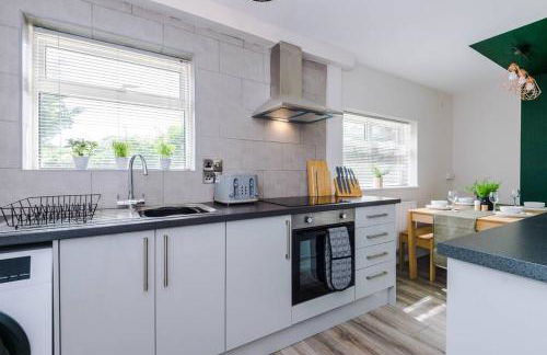 Cheerful 3 bedroom home with parking near Chester - Photo 12