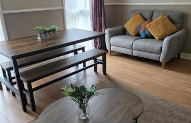 3BR House with Parking 10 Mins to Airport Sleeps 6 - Foto 10