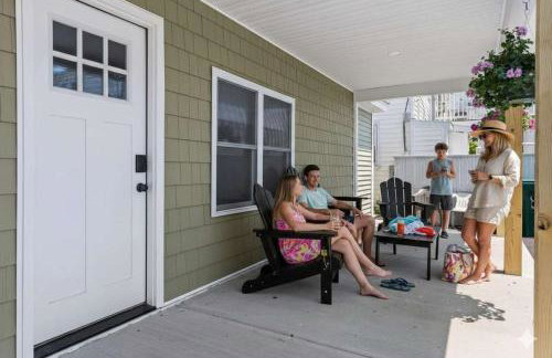 Steps to Beach Fully Renovated Sleeps 6 - Photo 4