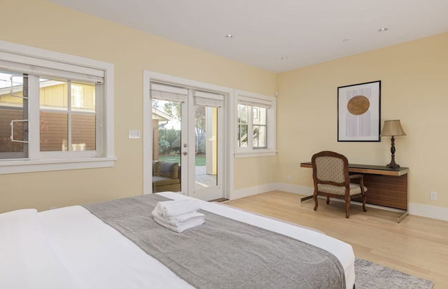 Stunning 3 Bedroom Secondary Suite N Van - Photo 23