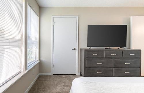 Landing Stunning 2BD Tennis Court Gym - Photo 19