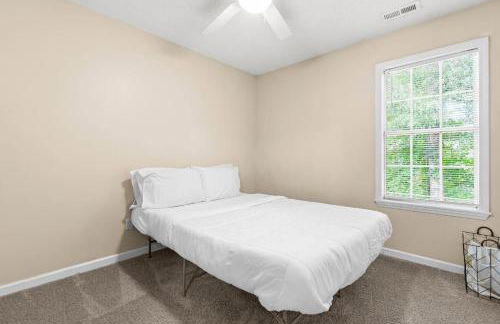 Spacious 3BR Retreat Perfect for Groups Near Downtown - Foto 15