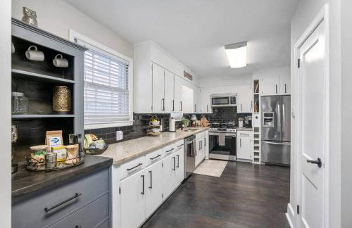 Quaint house, king bed 2min from down town - Photo 53