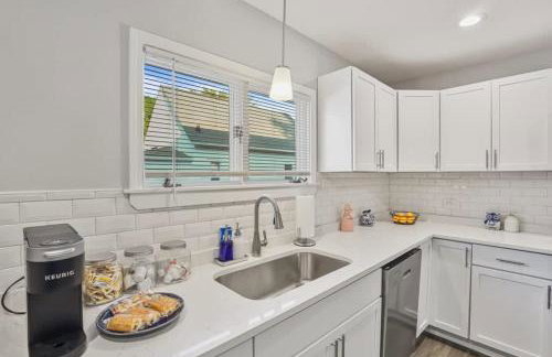 Cozy Chic 4BD 2BA Home in St Charles - Foto 13