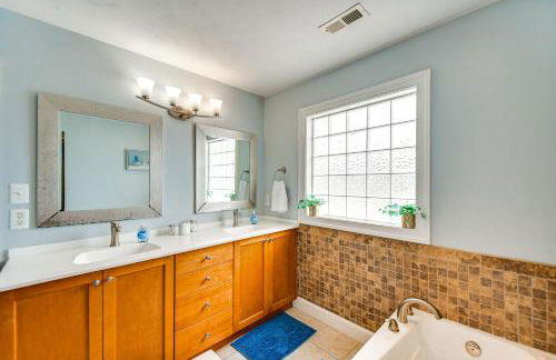 Walk to Public Beach Access Norfolk Family Home - Foto 16