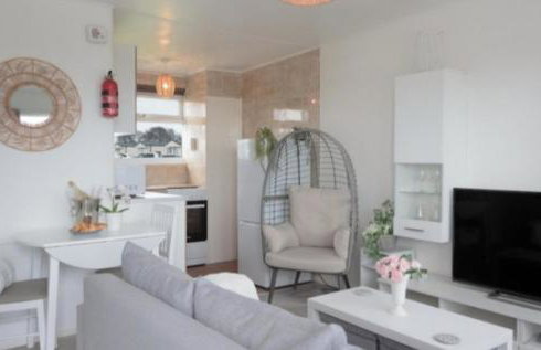 2 Bed Chalet Sleeps 4- Parking, Garden, Near Beach - Foto 1