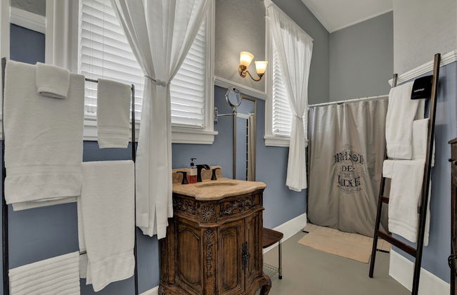 Beautiful and Unique Home With Fireplace and Pool! - Photo 22