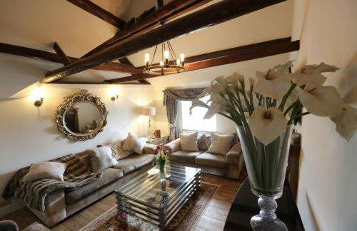 Duke of Monmouth penthouse luxury apartment Lyme Regis 3 bedroom parking Hot tub Garden dog friendly - Photo 4