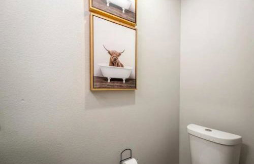 Spacious 3 Bed House near MD Anderson with Free Parking & Wi-Fi - Photo 45