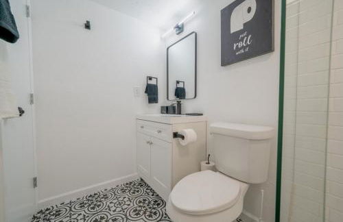 DT DFW Chic Free Parking and Pool In Medical District - Foto 9