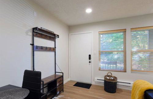 Luxuriously Contemporary Condo - Photo 20