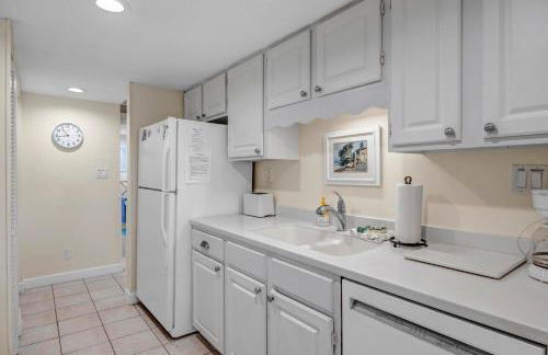 Beachy Vibes - 2BR w lake views & screened sunroom - Foto 21