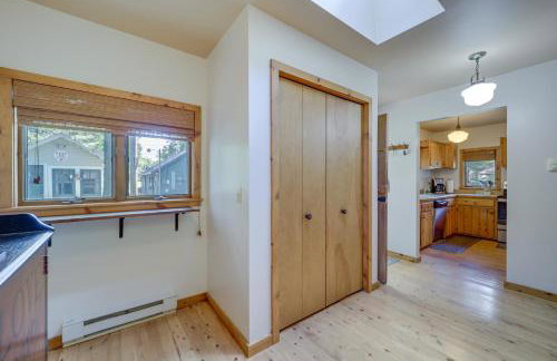 21 Mi to Slopes! Torch Lake Home with Private Beach - Foto 10