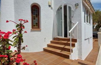 Villa totalmente independiente con piscina comunitaria - Foto 3