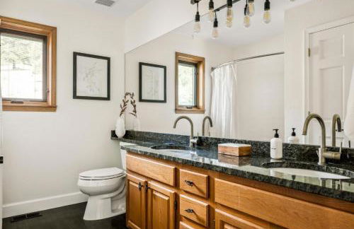 Hot Tub - Scenic Views - Spacious Deck - Game Room - Foto 43