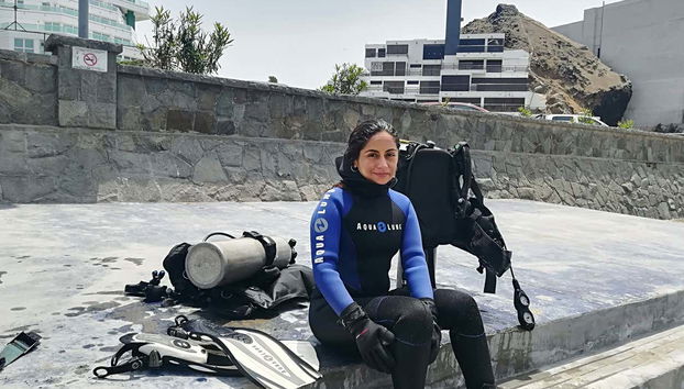 Colocando a roupa de neoprene