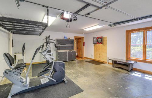 Luxe Mountain Escape with Hot Tub and Gym Near Boone! - Foto 33