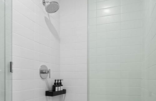 Skyline View, Pool, Gym, Balcony's, Walk to BWay! - Foto 15