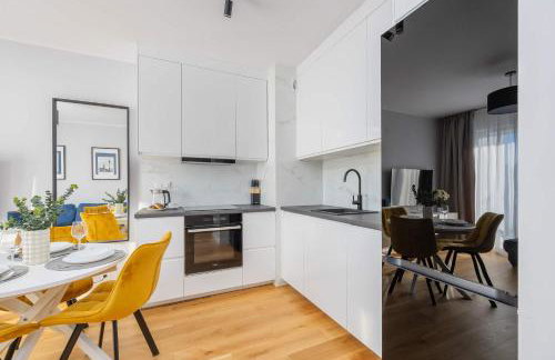 Elegant Apartment in Warsaw with Parking and Desk for Remote Work by Noclegi Renters - Foto 14