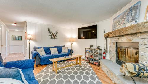 Renovated Ski-InandSki-Out Peru Condo at Bromley Mtn - Foto 5