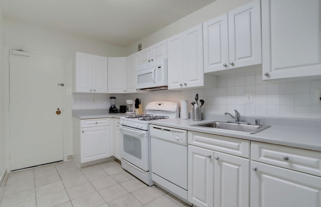 Crystal City Comfortable Apartments - Photo 47