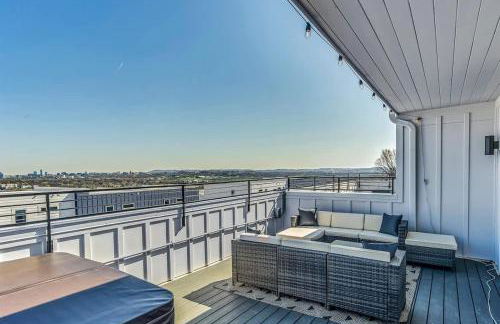 Spacious Nash Home for 12 Guests with Rooftop Views and Hot Tub - Photo 6