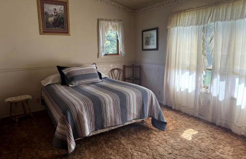 Charming Riverfront Guest House with Deck Overlooking Madison River, Near Ennis, Montana - Foto 20