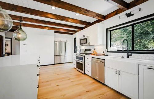 Haven at Cedar Haus Luxury 1BR Escape w Hot Tub EV Charger Gourmet Kitchen Fully Fenced Yard Dogs OK - Foto 13